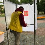 Ройне Изюмов заполняет бюллетень для голосования